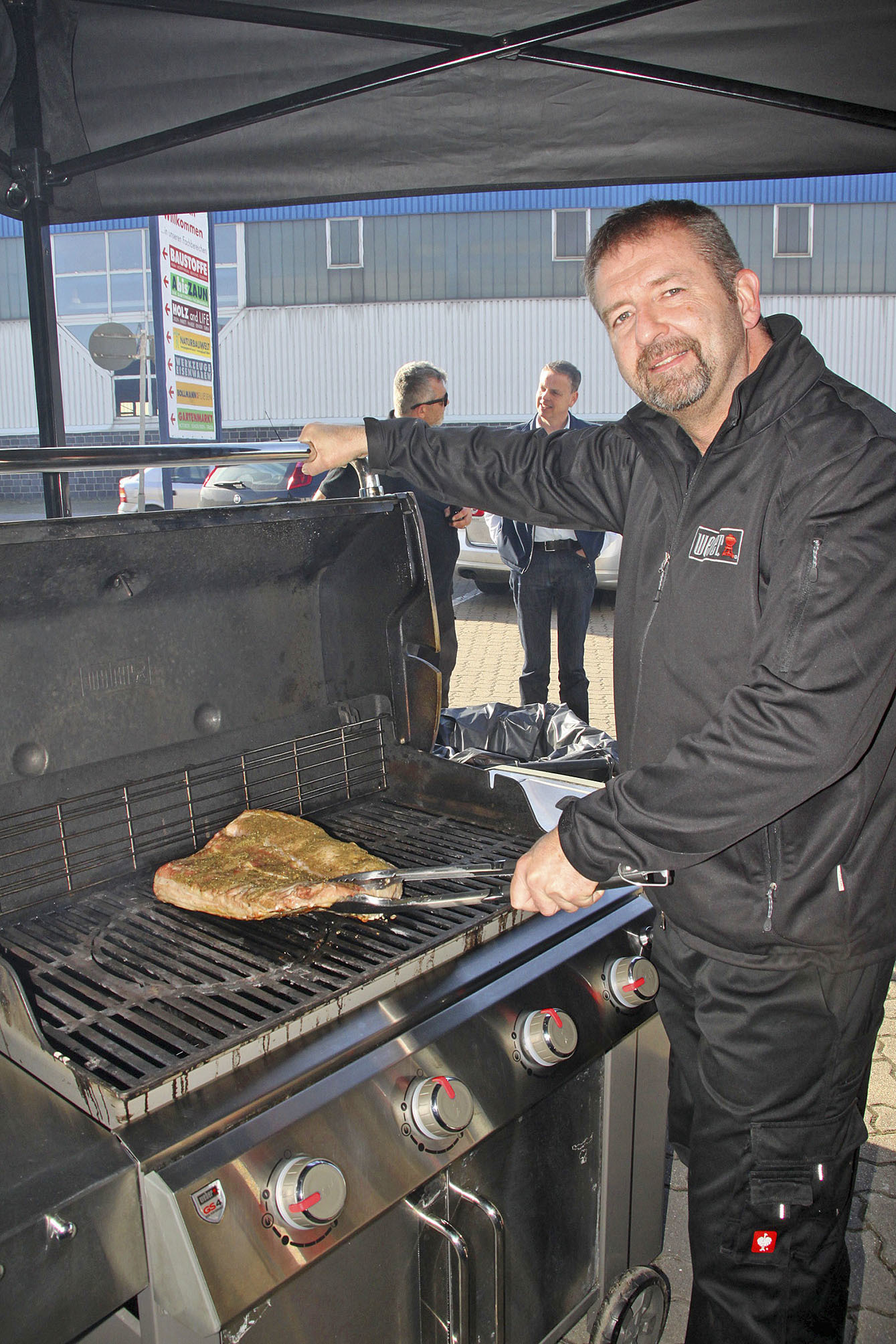 Grillmeister Ron Ostermann mit einem Schweinekarree vom Rost