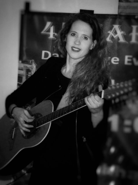 Anne Voss mit ihrer Gitarre | Foto: Anne Voss privat