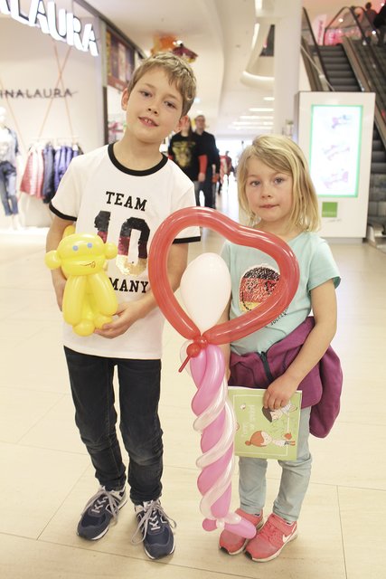 Für die Geschwister Simon und Annika gab es in der Buchholz Galerie Ballon-Figuren als Geschenk