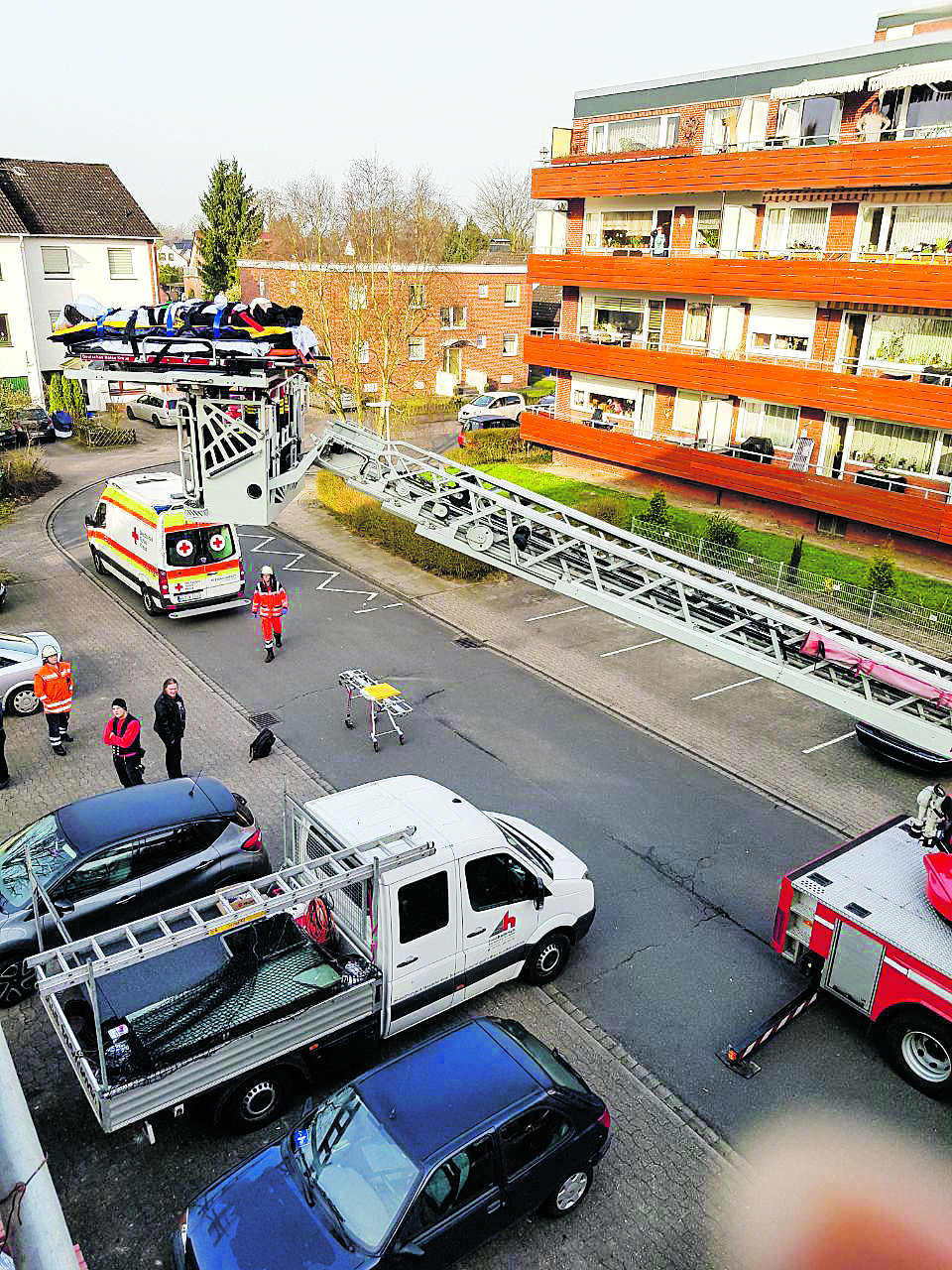 Mit der Drehleiter wurde der Verletzte aus dem dritten Stock nach unten transportiert
Foto: Köhlbrandt