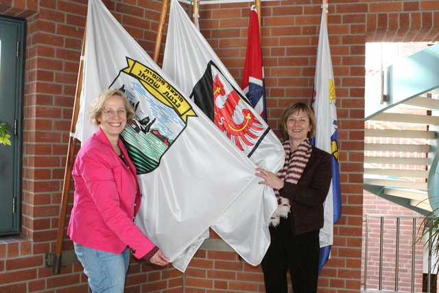 Karina Holst (li.) und Silvia Nieber zeigen Flagge für die Städtepartnerschaften