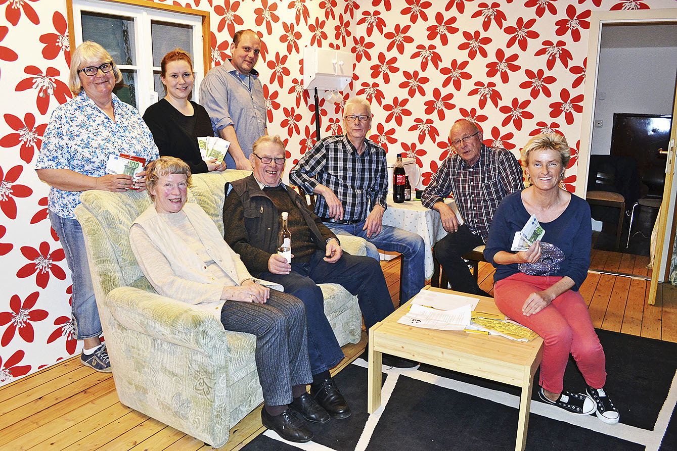 Die Laienspieler (stehend, v. li:): Irena Tollmien, Desirée Tollmin und Stefan Rohrer sowie sitzend v. li.: Souffleuse Helga Peters, Herbert Fricke, Herbert von Schassen, Gerhard Ahrens und Hilke Martens