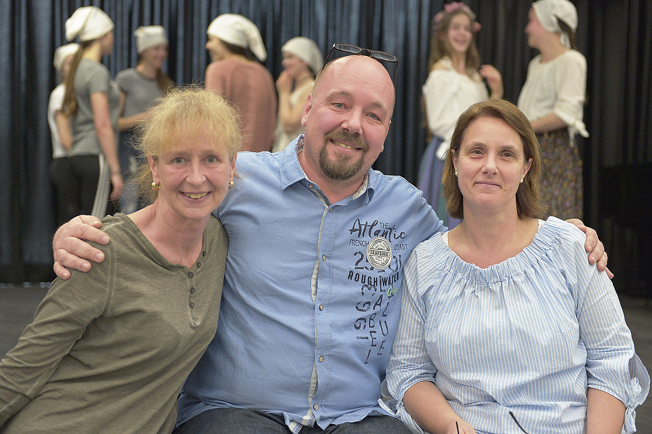 Freuen sich auf die Premiere (v. li.): Sabine Diedrichsen (Assistentin), Kay-Thomas Franke (Regisseur) und Barbara Rohwer (Souffleuse)