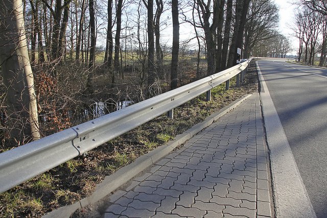 An der B74 stehen Bäume nah an der Fahrbahn