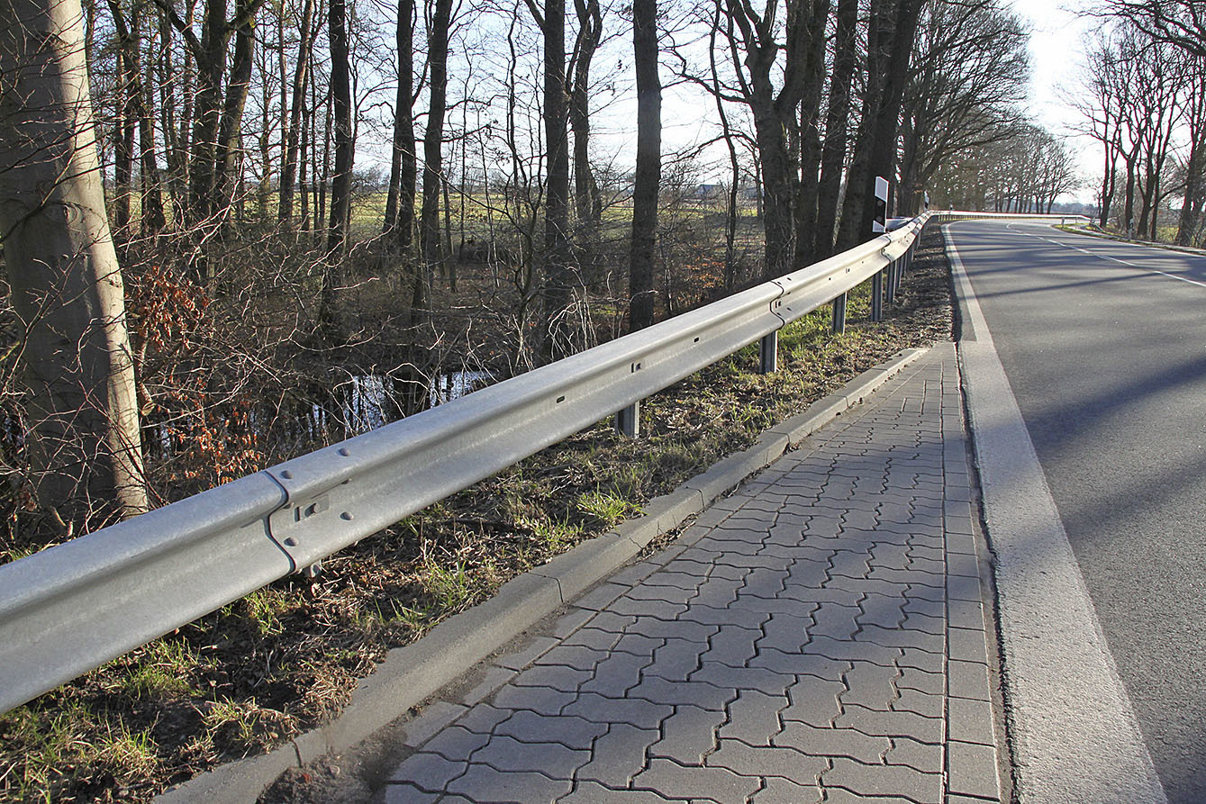 An der B74 stehen Bäume nah an der Fahrbahn