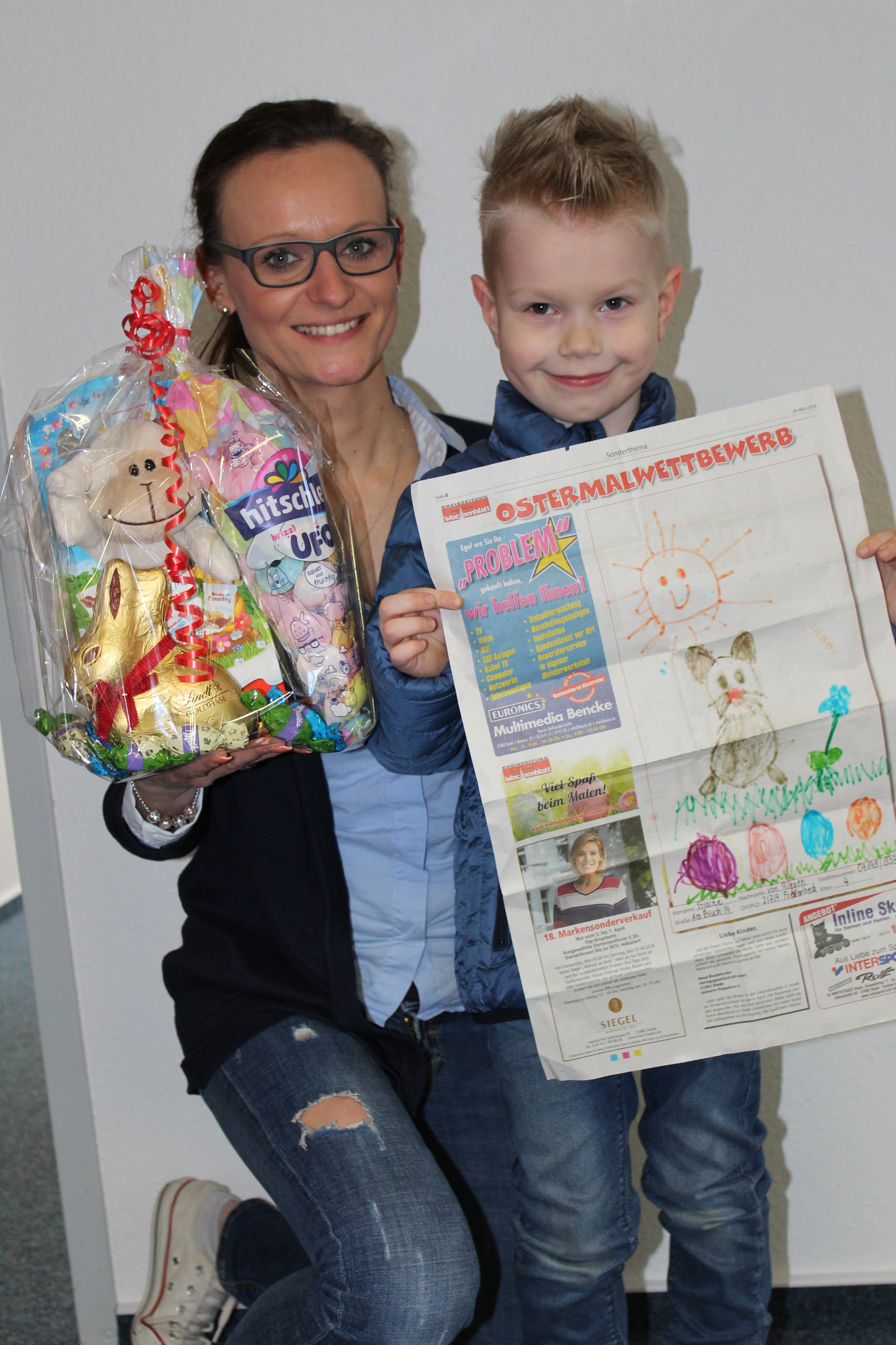 Bjarne von Riegen (4) aus Fredenbeck freut sich über seinen Naschkorb, den ihm WOCHENBLATT-Mediaberaterin Juliett Schinner überreicht