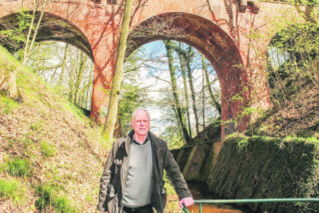 Ludwig Hauschild vor dem historischen Viadukt in Staersbek