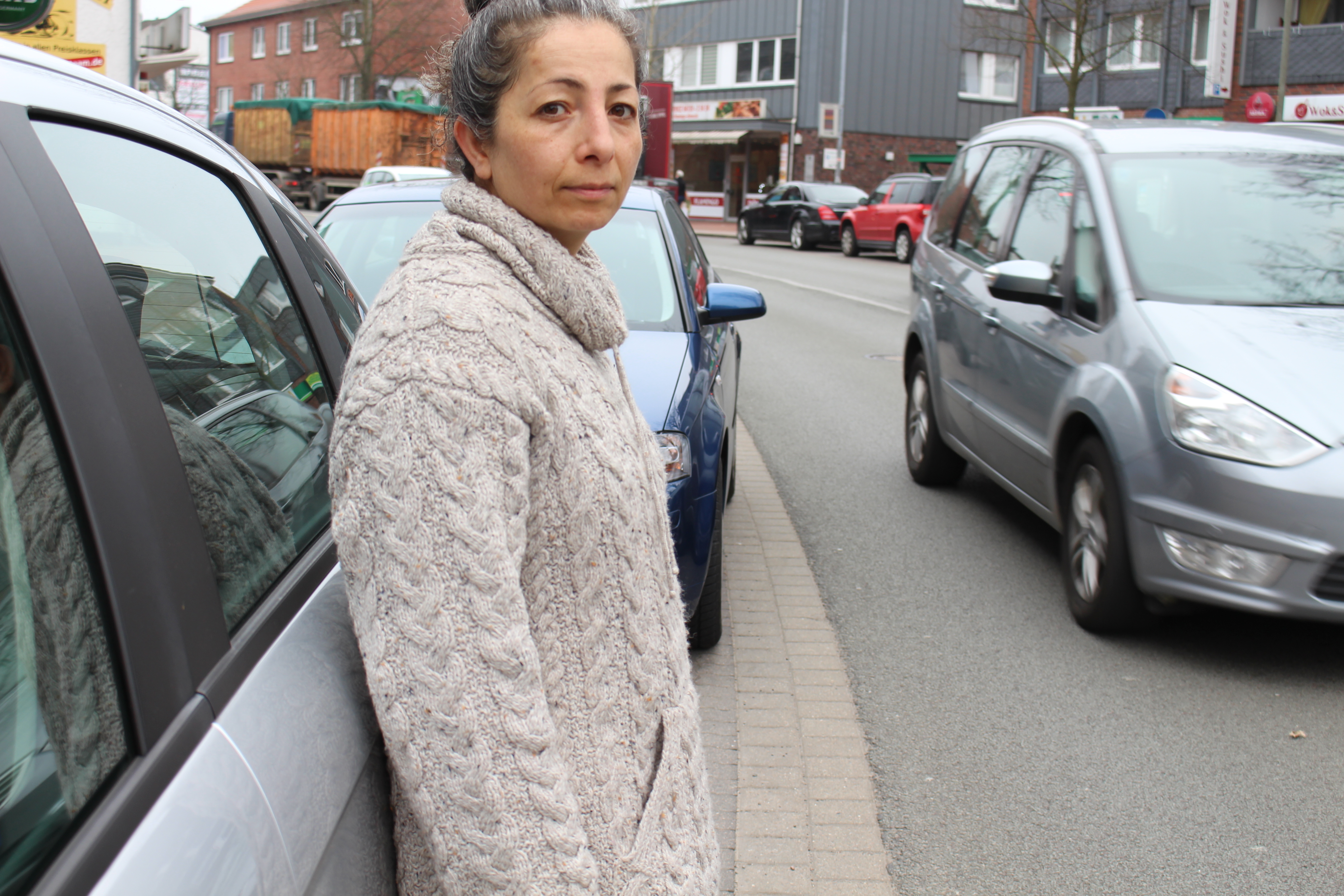 Wie auf diesem Foto hat sich Mehtap Bathel dicht an ihr Auto gestellt. Dann raste der Bus an ihr vorbei und die Fahrertür schlug gegen das Heck des Busses