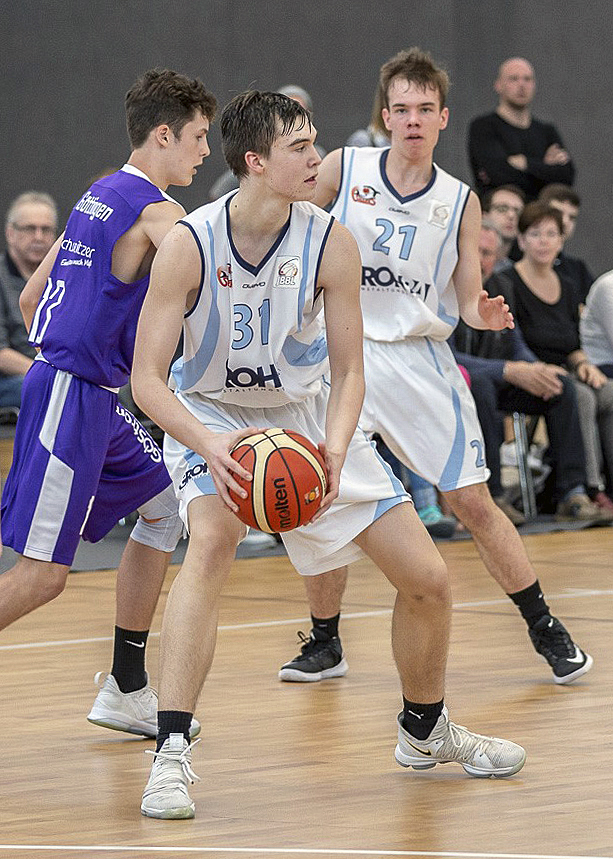 Moritz Kröger (am Ball) war mit 22 Punkten bester Werfer bei den Sharks