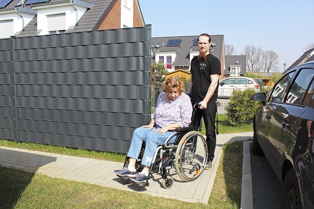 Der Weg zu schmal, der Winkel zu steil: Dominic Prautzsch und seine Schwiegermutter Elin Andresen zeigen, wie schwierig es ist, mit dem Rollstuhl dort entlangzufahren