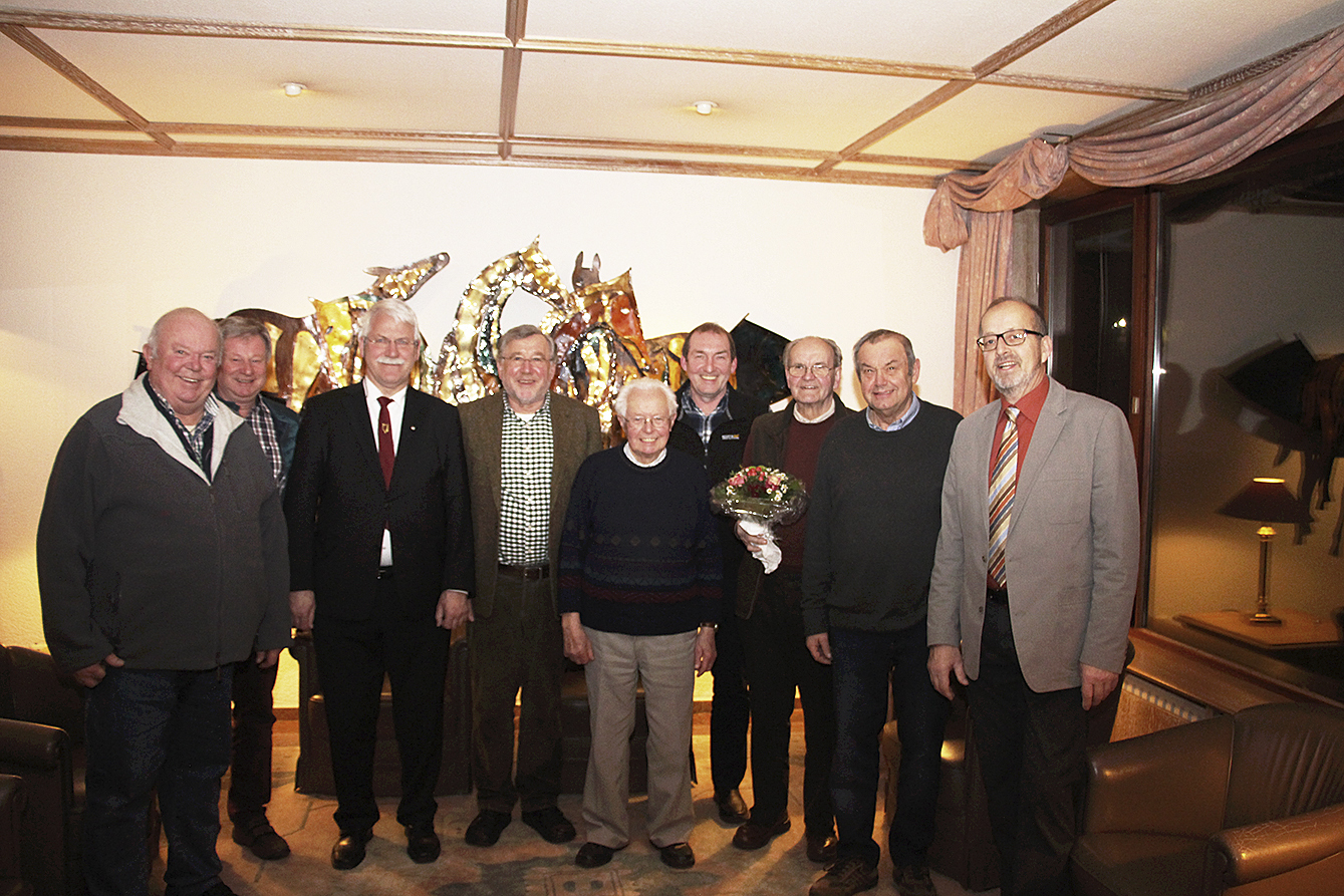 Alter und neuer Vorstand des Männergesangsverein "Harfe" sowie die Jubilare (v. li.): Hans-Jürgen Schmidt, Günther Drewes, Klaus Manfred Klaukien, Bernd Sperling, Willi Maiwald, Gerhard Ahlers, Hans Jürgen Homann, Georg Broschinski und Dieter Schlaphof
