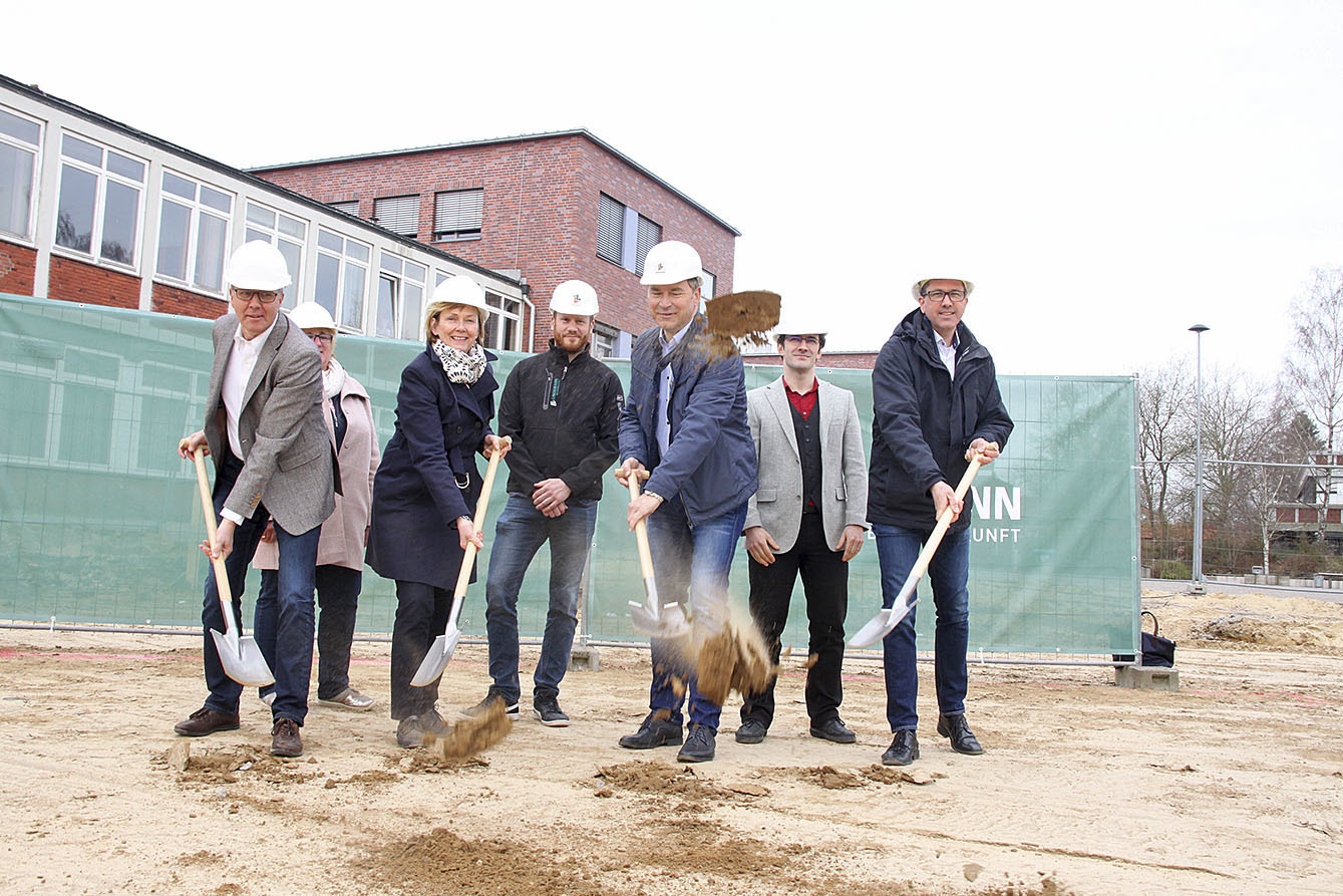 Symbolischer Baustart (v. li.): Architekt Gerd Wichers, Schulausschuss-Vorsitzende Inge Bardenhagen, Bürgermeisterin Silvia Nieber, Bauleiter Christoph Lührs, Oberbauleiter Thomas Rosenow, Architekt Marco Granzow und Schulleiter Volker von Loh
