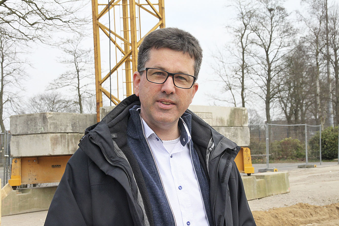 Erfreut über den Baustart: Schulleiter Volker von Loh