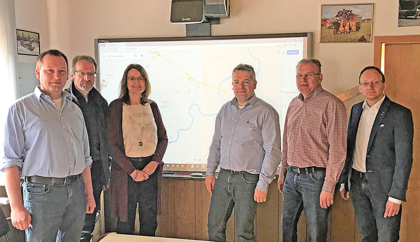 Planungsgespräch (v. li.): Thorsten Ratzke (Projektteam Burweg), Jürgen Bührmann (ProPLAN) , Ute Kück (Gemeindedirektorin Burweg), Matthias Wolff und Jan Tiedemann (Bürgermeister Burweg und Hechthausen) und Holger Struck (Gemeindedirektor Hechthausen)
