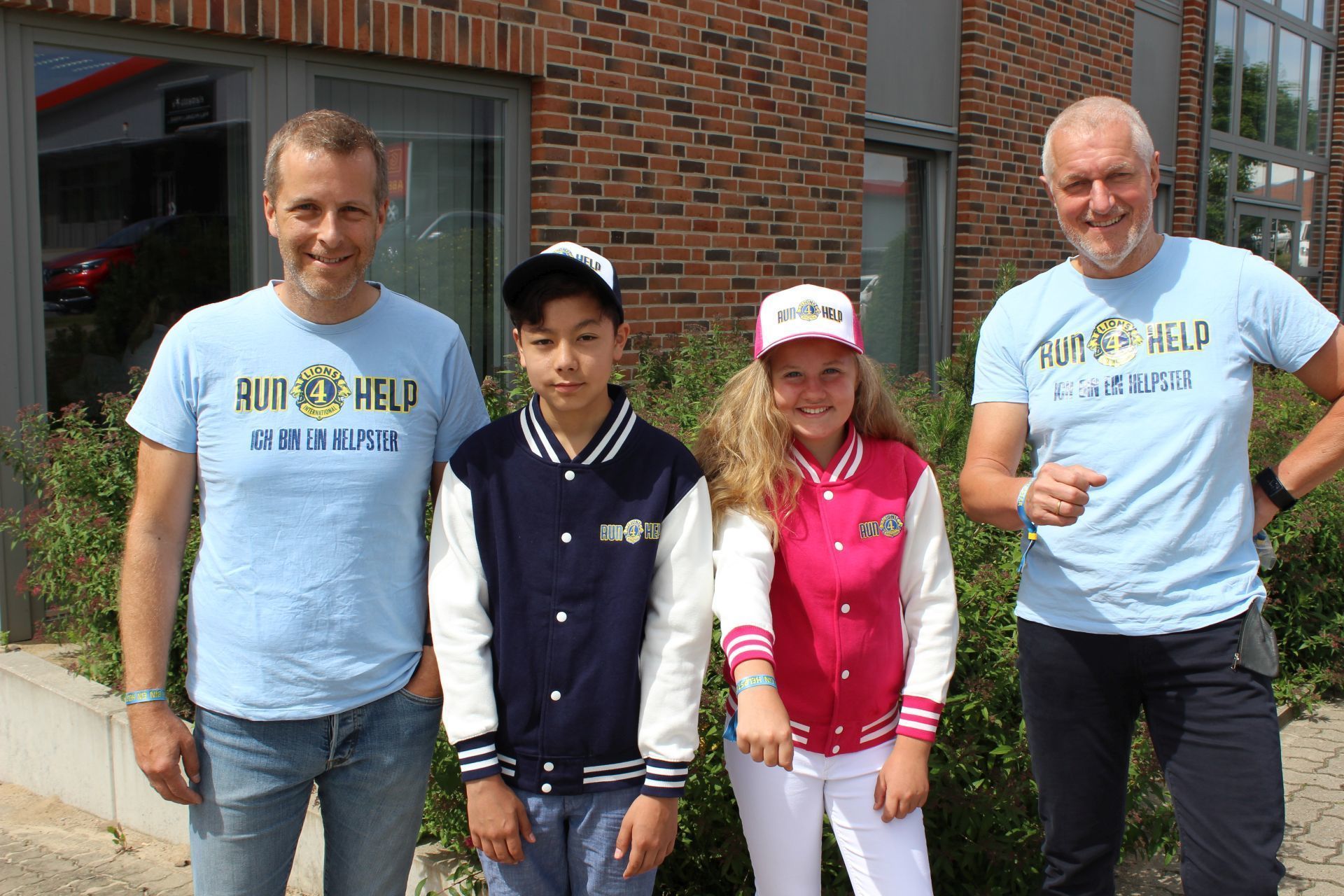 Die Organisatoren Fritz Harre (re.) und Christoph Reise mit den aktivsten "Helpstern" des
vergangenen "Run4Help", Emmi Lou Hennecke und Scott Philbey