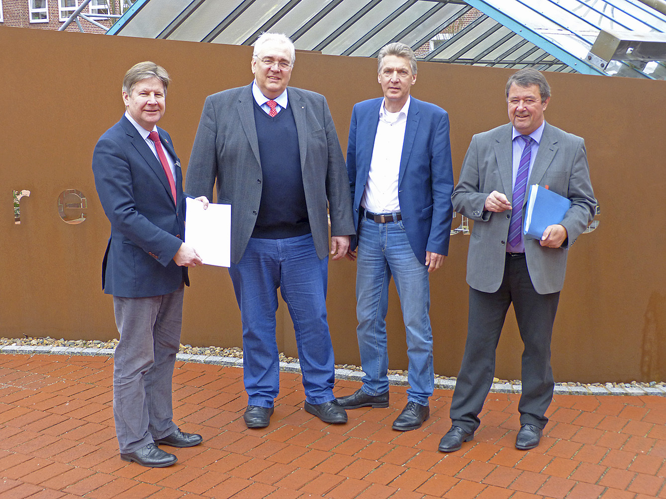 Startschuss für das Verbandspersonal (v.li.): Kreisbaurat Hans-Hermann Bode, Wilhlem Ulferts, Hans-Jürgen Detje und Rainer Schlichtmann Foto: Hochwasserschutzverband Aue/Lühe