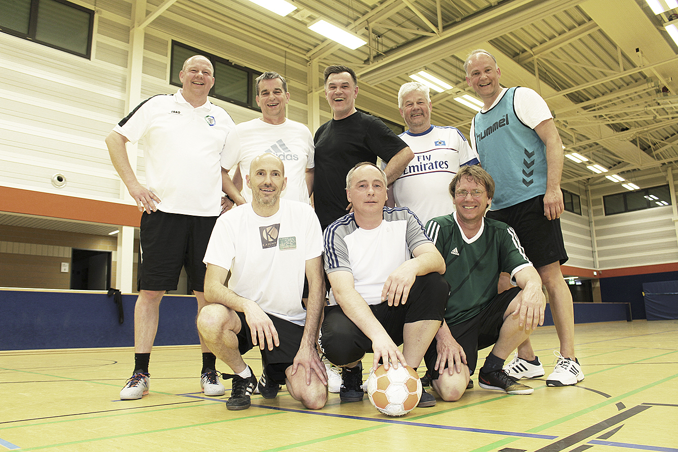 Die erste "Walking Football"-Mannschaft im Landkreis Harburg trainiert einmal in der Woche in Jesteburg.
Jetzt hoffen die gehenden Kicker auf Verstärkung