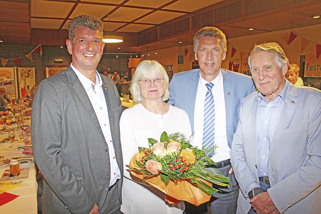 Hand in Hand für den "Verein für die Förderung Horneburg"
(v. li.): Matthias Herwede, Eveline Bansemer, Hans-Jürgen Detje und Wilfried Böhn