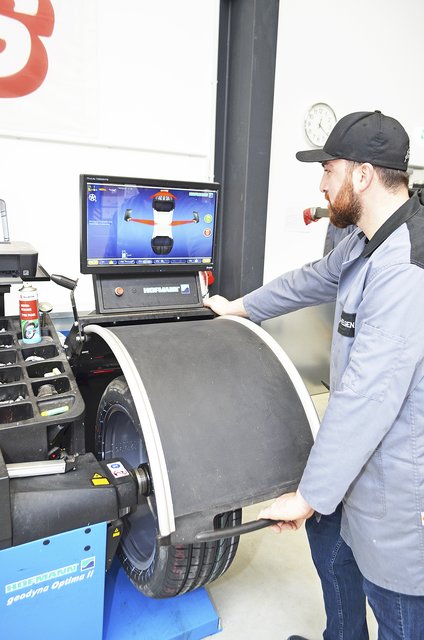 Mit modernster Digital-Technik werden die Räder ausgewuchtet