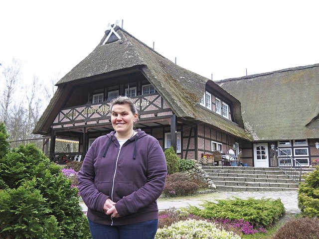 Heike Brunkhorst vor dem Hotel Undeloher Hof