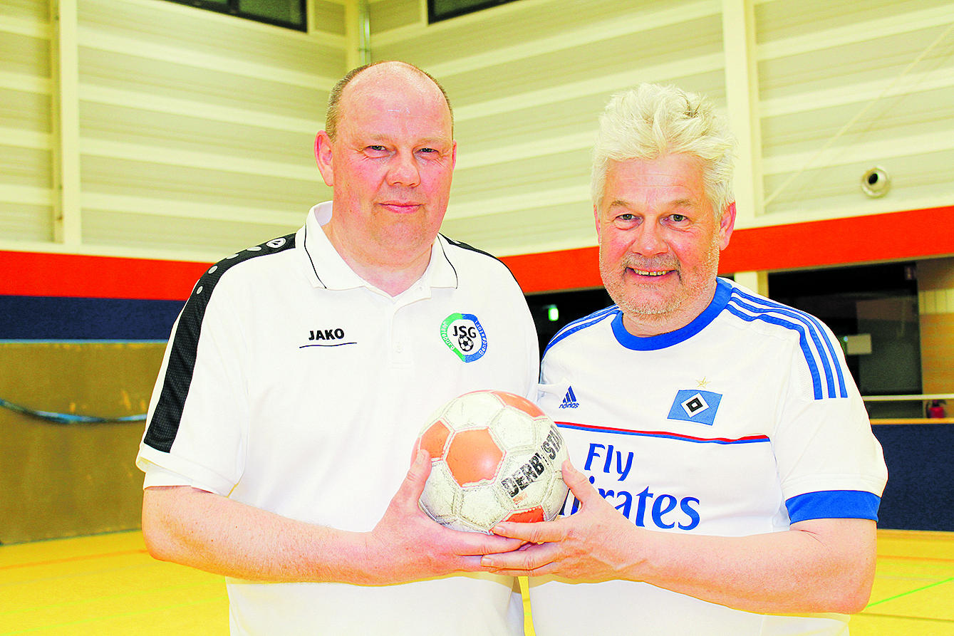 Jörg Meyer (VfL Jesteburg, li.) und Thomas Karstens (SV Bendestorf) wollen "Fußball im Gehen" im Landkreis etablieren