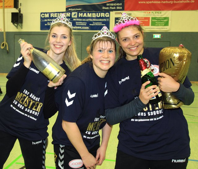 Ausgelassen feierte am Samstagabend in der Nordheidehalle auch das Trio der "Luchse" die Meisterschaft in der 2. Bundesliga (v.l.): Mandy Hoogenboom, Sarah Lamp und Mareike Vogel