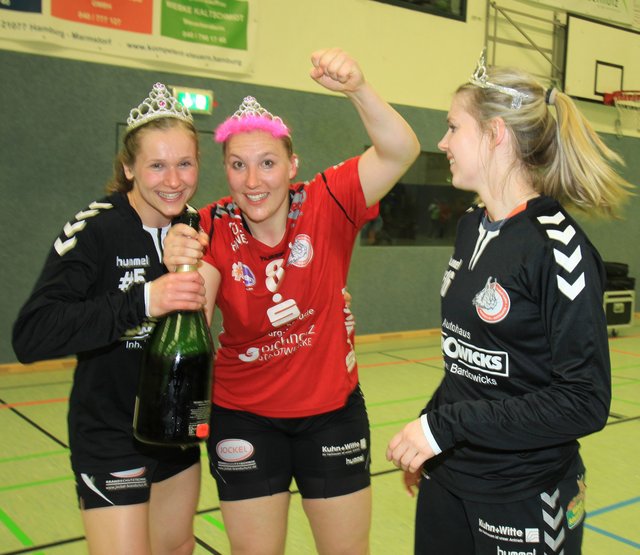 Siegerpose (v.l.): Kim Land, Johanna Heldmann und Mandy Hoogenboom
