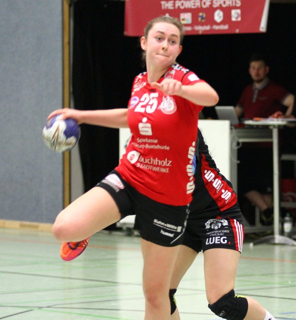 "Luchse"-Haupttorschützin Paula Prior beim Sprungwurf