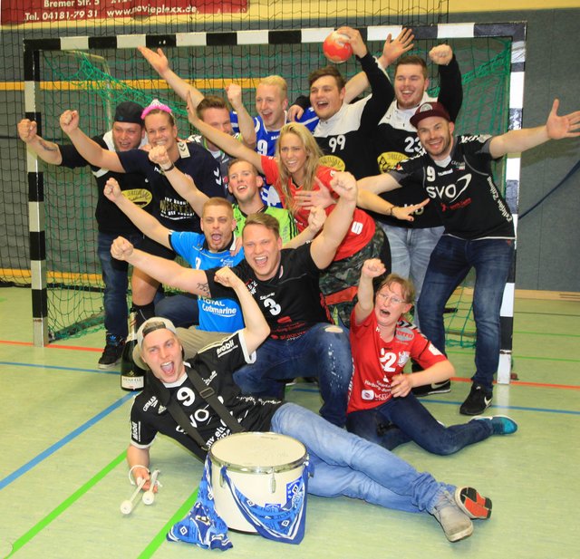 "Luchse"- Mannschaftsführerin Evelyn Schulz (Zweite v.l. hinten) jubelte mit den Fans um die Wette