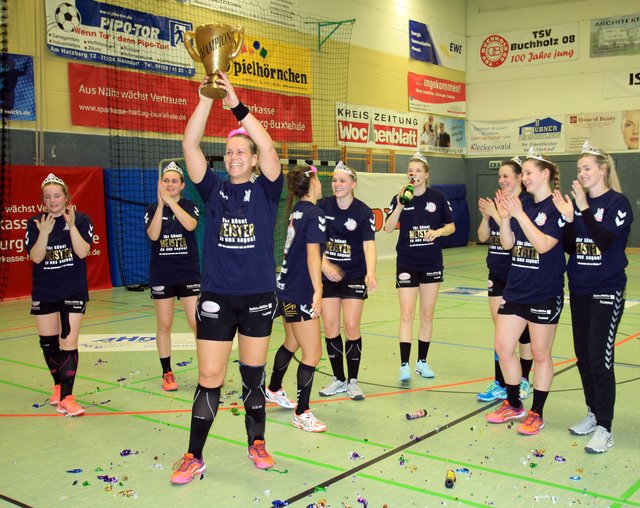 Jubel mit Pokal