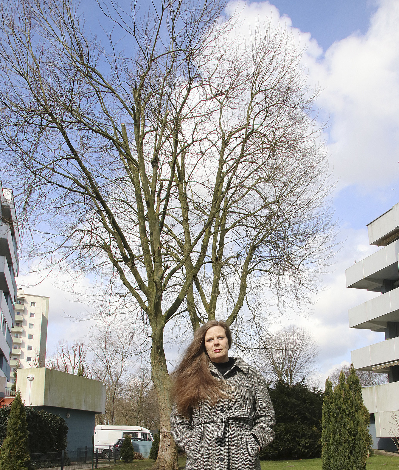 Ärgert sich über die zerstörten Nester: Maren Hohmann vor dem Baum mit den gestutzten Ästen Foto: jd