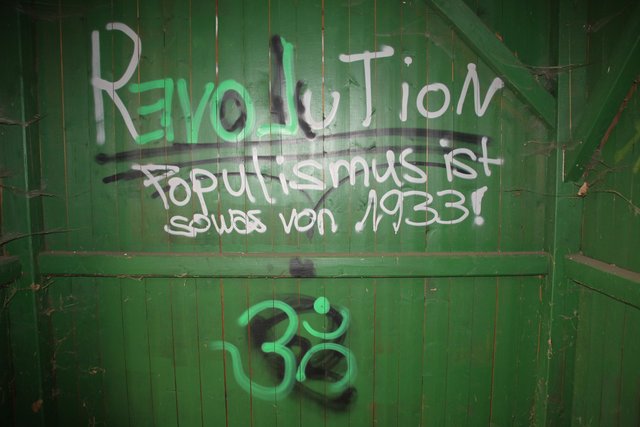 Politischer Slogan an der Holzwand