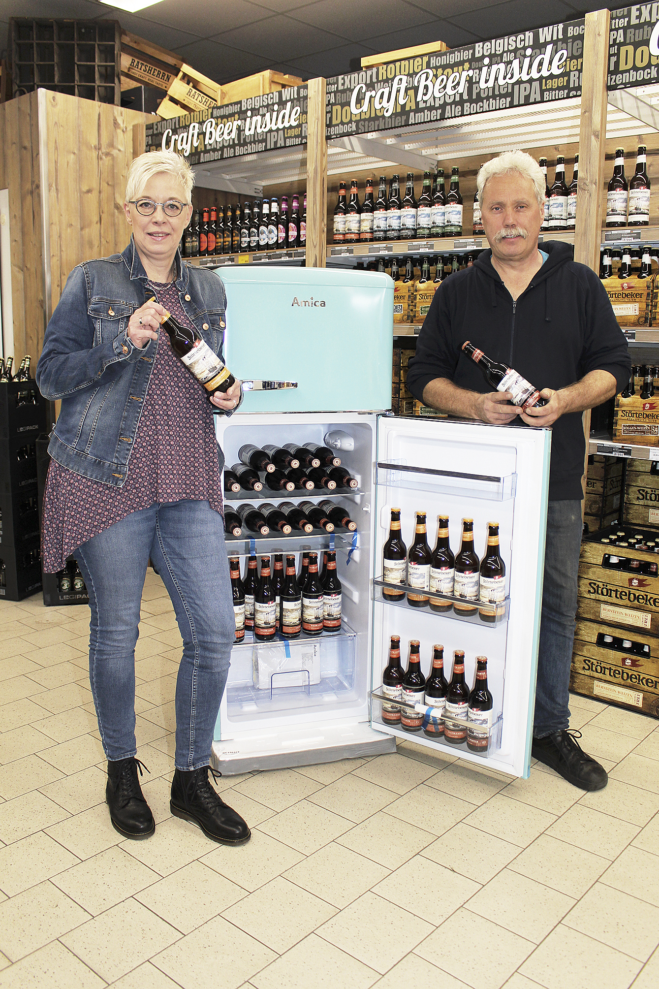 Peter Gödeke übergab Nicole Glüsen den Retro-Kühlschrank gefüllt mit Störtebecker-Spezialitäten