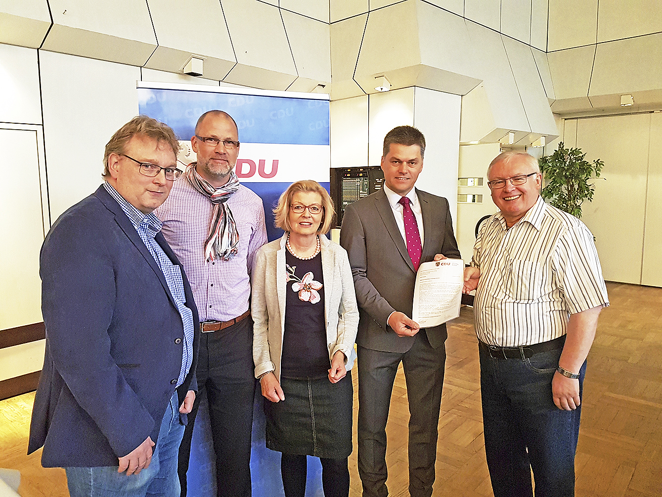 Bei der Übergabe des Schreibens: Jörg Hillmer (2. v. re.), Vize-Fraktionsvorsitzender im Landtag, mit (v. li.) Michael Klaproth, Söhren Wohler, Christiane Oertzen und Eckhard Domnick von der Samtgemeinde-CDU