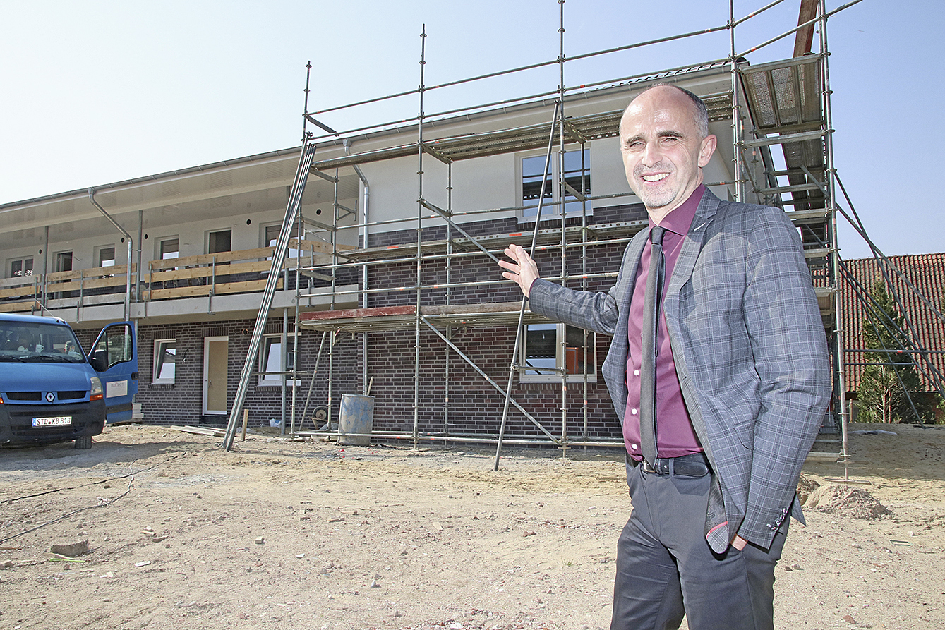 Hans-Hinrich Koppelmann vor dem Neubau Foto: jd