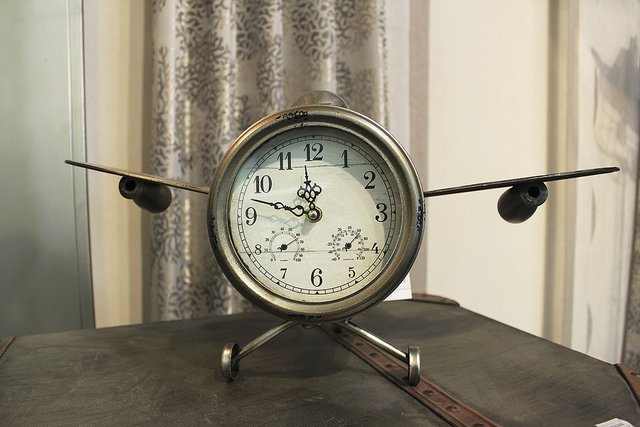 Möbel und Accessoires wie diese "Fliegeruhr" können auch gekauft werden