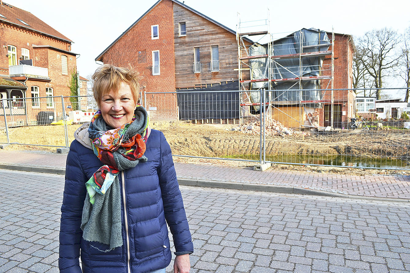Brennerei-Eigentümerin Angelika Fronius vor dem Grundstück, auf dem zuvor die Alte Brennerei stand, und auf dem jetzt ein Mehrfamilienhaus entsteht