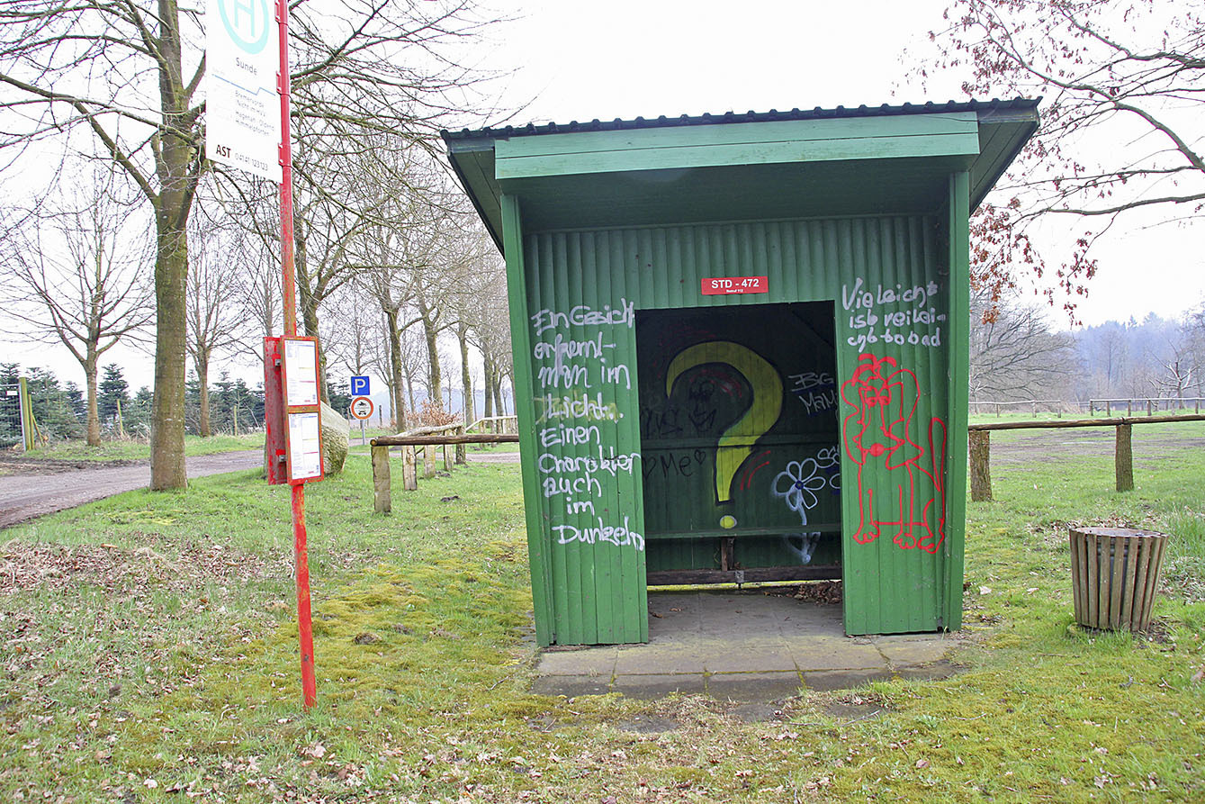 Parolen und Skizzen am Buswartehaus in Sunde