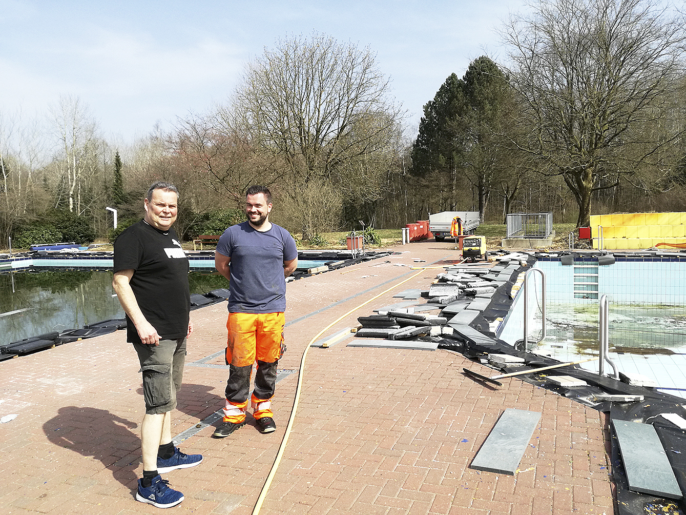 Wolfgang Fritz (Vize-Vorsitzender des Fördervereins, li.) und der neue Badleiter Henning Schöttler schauen sich die "Baustelle Freibad" genau an