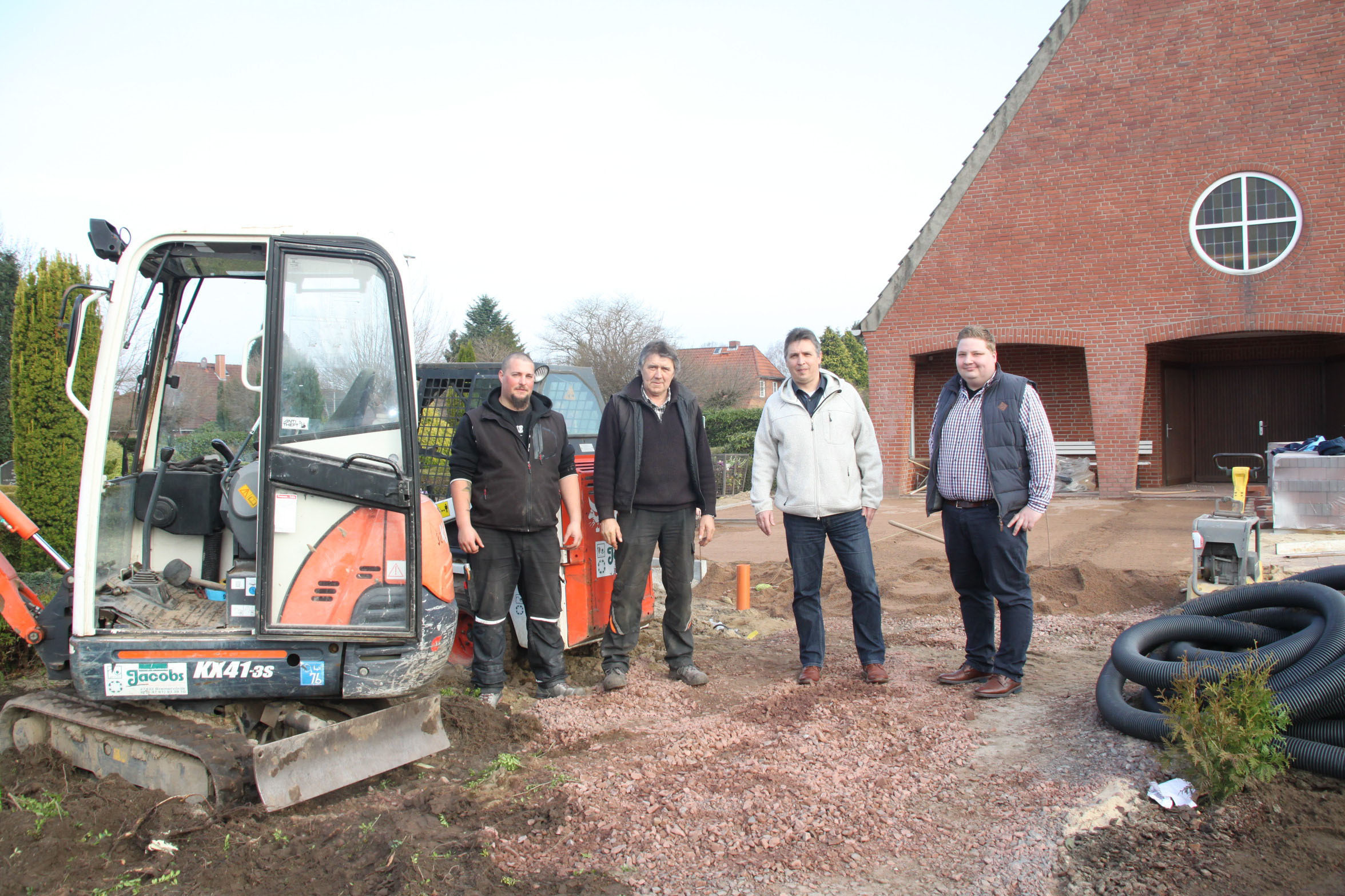 Auf der Baustelle (v. li.): Maschinist René Stolzke und Vorarbeiter Friedrich Monitz von der Firma Jacos sowie die Verwaltungsmitarbeiter Thorsten Liebeck und Christoph Treuel Fotos: tp