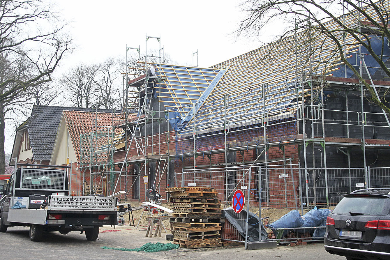 Baugerüst am Kindergarten im Dorfzentrum von Burweg Foto: tp