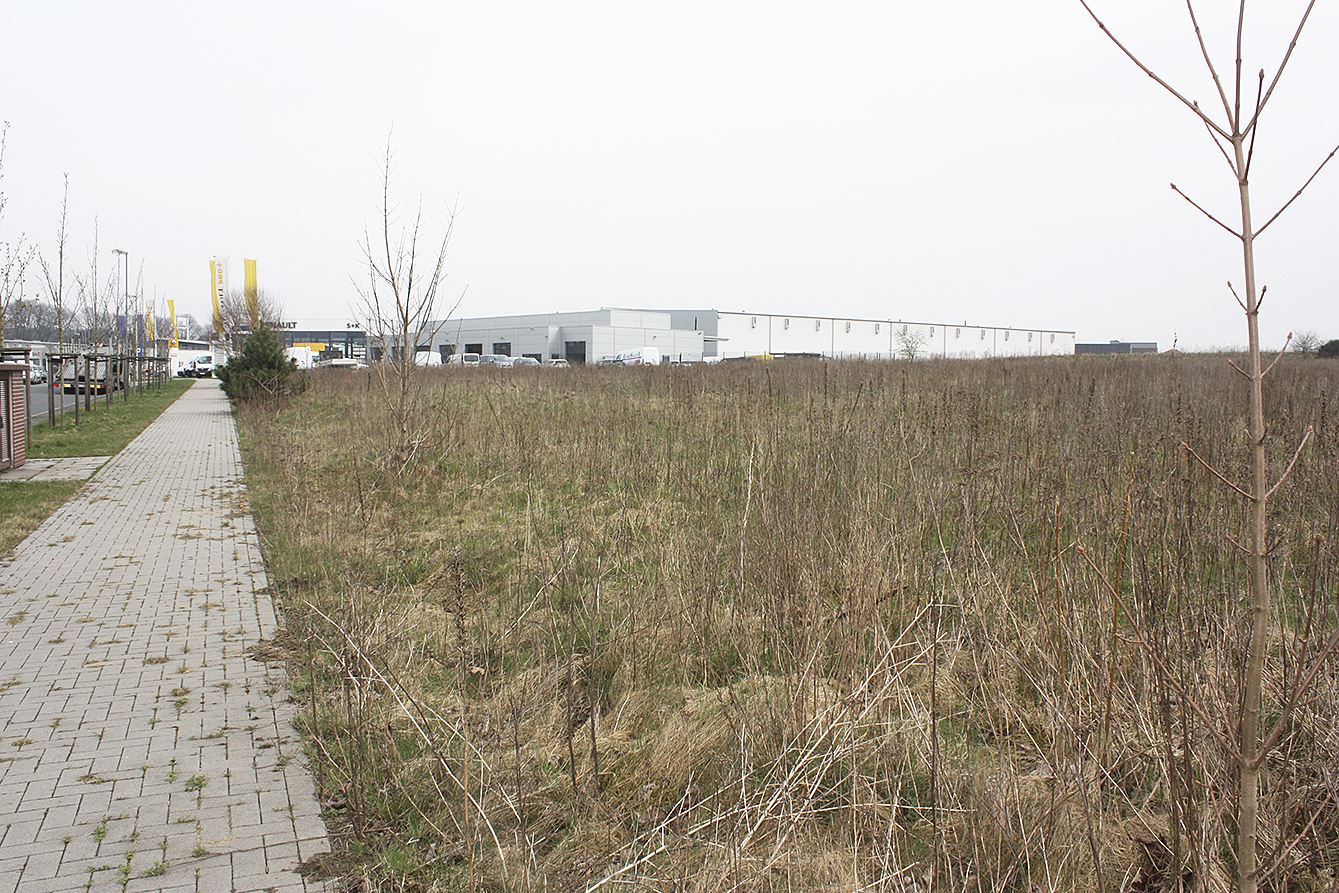Auf diesem Grundstück an der Hanomagstraße soll das neue Auslieferungszentrum gebaut werden. Im Hintergrund das Autohaus S+K (li.) und die Hallen des Unternehmens Linder Fotos: os