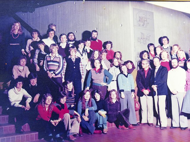 Schlaghosen und üppige Haarpracht: Die Aufnahme zeigt das Kollegium der Realschule im Jahr 1977 Fotos: ts / Realschule