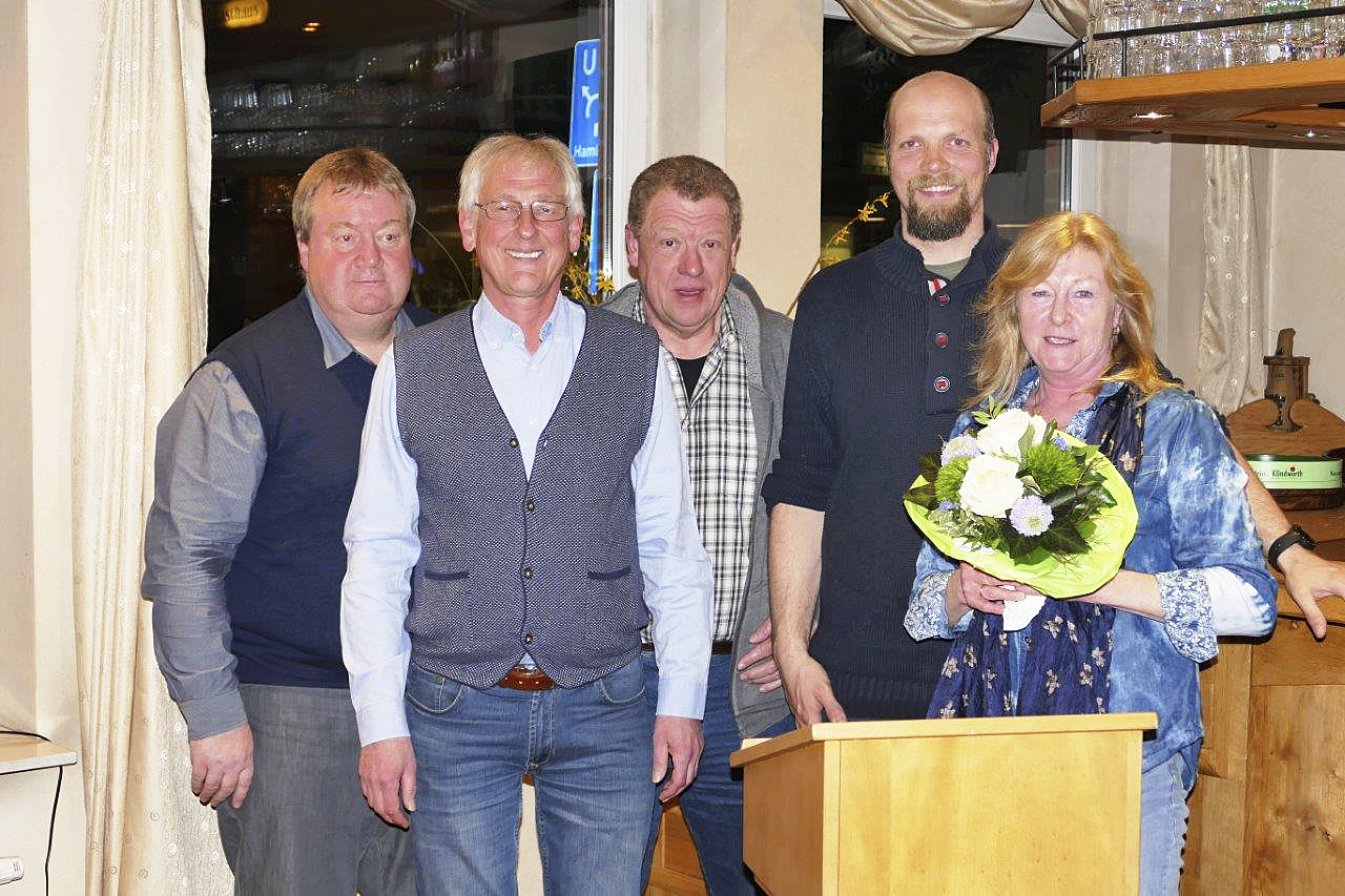 Der Vorstand (Foto, v. li.) um Bernd Lühmann, Gert Huwald, Wolfgang Böhrs und Jens Ove Lauf verabschiedete die langjährige Leiterin der Turnabteilung, Susanne Richardt