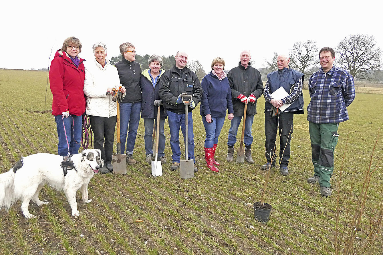 Schufen ein Biotop (v. li.): Kerstin Benecke mit "Rosi", Petra Busch, Uta Augustin, Hildegard Meier, Joachim Aldag, Imkea Hauschild, Manfred Thiel, Ludwig Hauschild und Lars Schubert