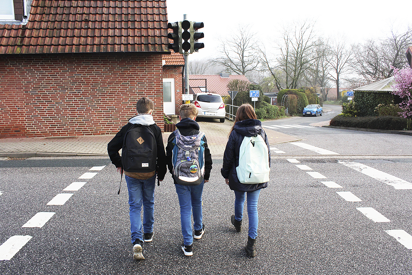 In Westerhof ist die Ampel vor der Grundschule defekt - die Kinder müssen hier in eigener Verantwortung über die Straße gehen Fotos: as