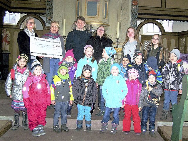 Spendenübergabe in der Kirche