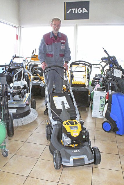 Heinz-Georg Gotthard hält die "Twinclip"-Mäher in
verschiedenen Ausführungen bei Evers Landtechnik bereit