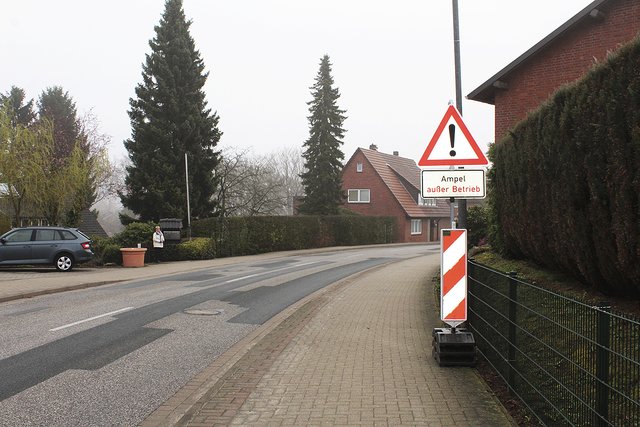 "Ampel außer Betrieb" - und kein Hinweis darauf,
dass morgens Schulkinder die Straße kreuzen