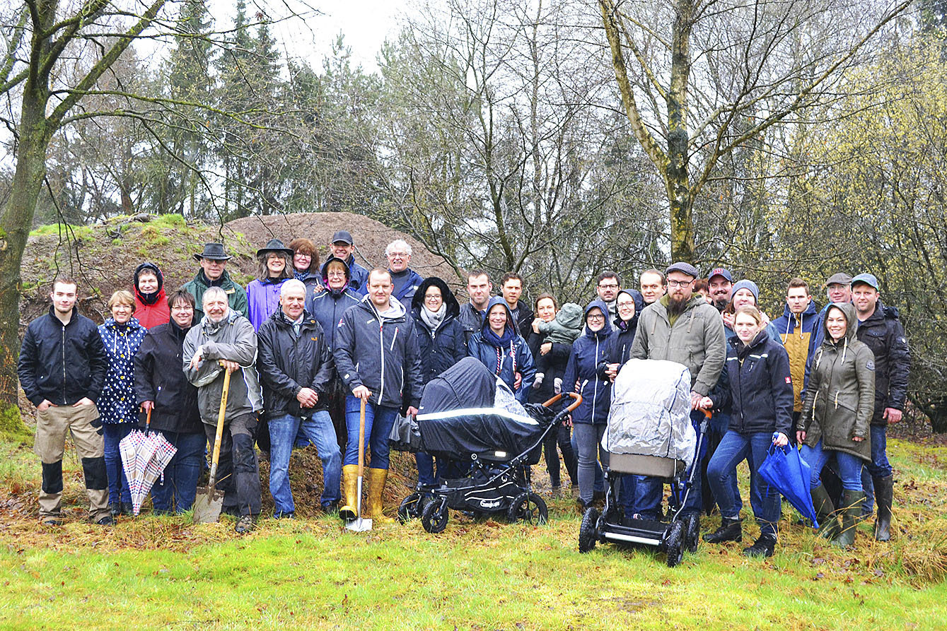 Trotz Dauerregens gut gelaunt: die Hochzeitspaare, die im Heidenauer Hochzeitswald Bäume pflanzten Fotos: bim